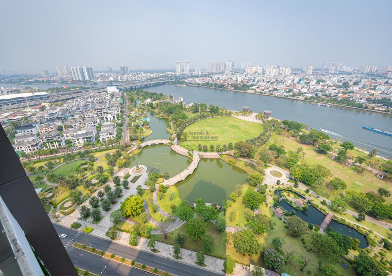 The Vinhomes Central Park Apartments - The Buildings Surrounding Landmark 81 Ho Chi Minh City Exterior photo